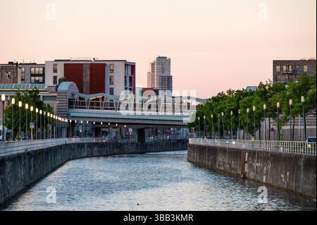 Der Kanal und die U-Bahn-Station Delacroix bei einem farbenfrohen Sonnenuntergang in Anderlecht, Region Brüssel-Hauptstadt, Belgien, 10. Mai 2025 Stockfoto