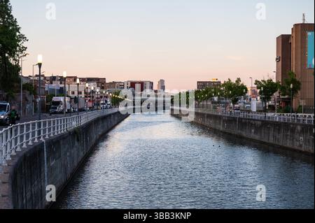 Der Kanal und die U-Bahn-Station Delacroix bei einem farbenfrohen Sonnenuntergang in Anderlecht, Region Brüssel-Hauptstadt, Belgien, 10. Mai 2025 Stockfoto