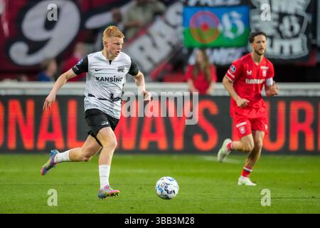 Enschede, Niederlande. Mai 2025. ENSCHEDE, NIEDERLANDE - 14. MAI: Kees Smit von AZ spielt mit dem Ball während eines niederländischen Eredivisie-Spiels zwischen dem FC Twente und AZ in de Grolsch Veste am 14. Mai 2025 in Enschede, Niederlande. (Foto von Ed van de Pol/Orange Pictures) Credit: Orange Pics BV/Alamy Live News Stockfoto