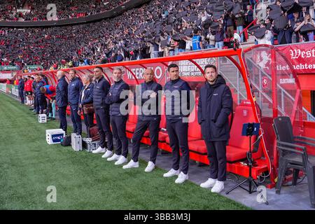 Enschede, Niederlande. Mai 2025. ENSCHEDE, NIEDERLANDE - 14. MAI: Mitarbeiter von az schauen bei einem niederländischen Eredivisie-Spiel zwischen dem FC Twente und AZ in de Grolsch Veste am 14. Mai 2025 in Enschede, Niederlande. (Foto von Ed van de Pol/Orange Pictures) Credit: Orange Pics BV/Alamy Live News Stockfoto
