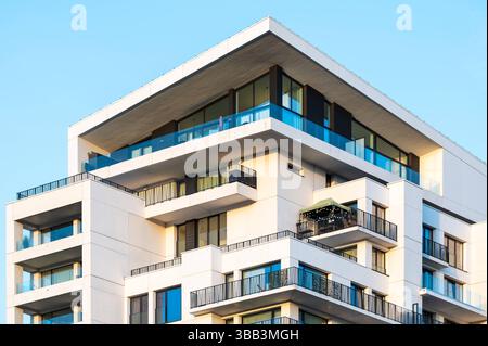 Details moderner Luxus-Apartmentblöcke mit Balkonen in Anderlecht, Brüssel-Hauptstadt, Belgien. 10. Mai 2025 Stockfoto