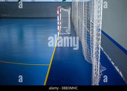 Tor und Netz auf einer blauen Hallensportfläche Stockfoto