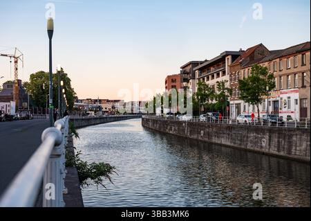 Der Kanal und die U-Bahn-Station Delacroix bei einem farbenfrohen Sonnenuntergang in Anderlecht, Region Brüssel-Hauptstadt, Belgien, 10. Mai 2025 Stockfoto