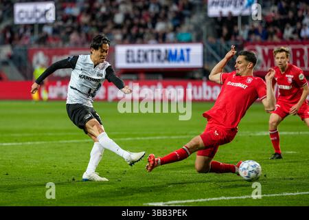 Enschede, Niederlande. Mai 2025. ENSCHEDE, NIEDERLANDE - 14. MAI: Seiya Maikuma von AZ schießt beim niederländischen Eredivisie-Spiel zwischen dem FC Twente und AZ am 14. Mai 2025 in de Grolsch Veste in Enschede, Niederlande. (Foto von Ed van de Pol/Orange Pictures) Credit: Orange Pics BV/Alamy Live News Stockfoto