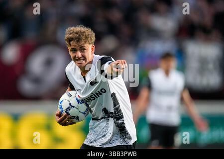 Enschede, Niederlande. Mai 2025. ENSCHEDE, NIEDERLANDE - 14. MAI: Sven Mijnans von AZ schreien während eines niederländischen Eredivisie-Spiels zwischen dem FC Twente und AZ in de Grolsch Veste am 14. Mai 2025 in Enschede, Niederlande. (Foto von Ed van de Pol/Orange Pictures) Credit: Orange Pics BV/Alamy Live News Stockfoto