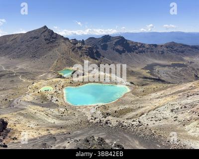 Auf dem Wanderweg des Tongariro Alpine Crossing im Tongariro National Park mit Blick auf die Smaragdseen, Nordinsel, Neuseeland, Ozeanien Stockfoto