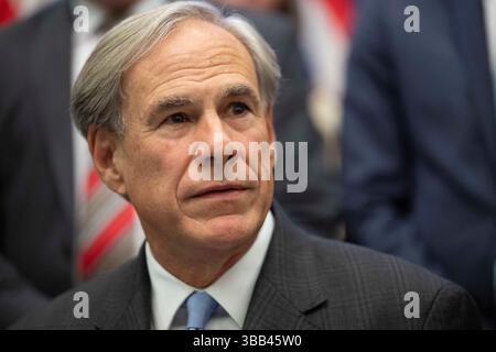 Austin, Tx, USA. Mai 2025. GREG ABBOTT, Gouverneur von Texas, spricht mit der Presse, nachdem er am 14. Mai 2025 drei geschäftsfreundliche Gesetzesvorlagen im Empfangsraum des Gouverneurs unterzeichnet hatte. Die Rechnungen tragen dazu bei, die Bemühungen der Texas Stock Exchange (TXSE) zu festigen, die im Februar 2026 beginnen werden. (Kreditbild: © Bob Daemmrich/ZUMA Press Wire) NUR REDAKTIONELLE VERWENDUNG! Nicht für kommerzielle ZWECKE! Stockfoto