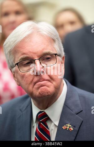 Austin, Tx, USA. Mai 2025. Texas Lt. Gouverneur DAN PATRICK spricht mit der Presse des Kapitols, nachdem Gouverneur Greg Abbott (nicht abgebildet) am 14. Mai 2025 drei geschäftsfreundliche Rechnungen im Empfangsraum des Gouverneurs unterzeichnet hat. Die Rechnungen tragen dazu bei, die Bemühungen der Texas Stock Exchange (TXSE) zu festigen, die im Februar 2026 beginnen werden. (Kreditbild: © Bob Daemmrich/ZUMA Press Wire) NUR REDAKTIONELLE VERWENDUNG! Nicht für kommerzielle ZWECKE! Stockfoto