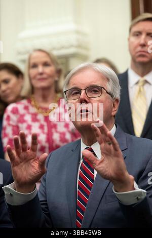 Austin, Tx, USA. Mai 2025. Texas Lt. Gouverneur DAN PATRICK spricht mit der Presse des Kapitols, nachdem Gouverneur Greg Abbott (nicht abgebildet) am 14. Mai 2025 drei geschäftsfreundliche Rechnungen im Empfangsraum des Gouverneurs unterzeichnet hat. Die Rechnungen tragen dazu bei, die Bemühungen der Texas Stock Exchange (TXSE) zu festigen, die im Februar 2026 beginnen werden. (Kreditbild: © Bob Daemmrich/ZUMA Press Wire) NUR REDAKTIONELLE VERWENDUNG! Nicht für kommerzielle ZWECKE! Stockfoto