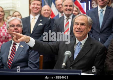 Austin, Tx, USA. Mai 2025. GREG ABBOTT (r) spricht mit der Presse des Kapitols, nachdem er am 14. Mai 2025 drei geschäftsfreundliche Gesetzesvorlagen im Empfangsraum des Gouverneurs unterzeichnet hat. Die Rechnungen tragen dazu bei, die Bemühungen der Texas Stock Exchange (TXSE) zu festigen, die im Februar 2026 beginnen werden. Auf der linken Seite befindet sich Lt. Gov DAN PATRICK. (Kreditbild: © Bob Daemmrich/ZUMA Press Wire) NUR REDAKTIONELLE VERWENDUNG! Nicht für kommerzielle ZWECKE! Stockfoto