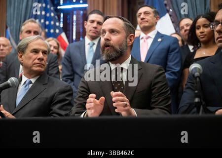 Austin, Tx, USA. Mai 2025. Der Sprecher des Texas House DUSTIN BURROWS (r) spricht mit der Presse des Kapitols, nachdem Gouverneur Greg Abbott (l) am 14. Mai 2025 drei geschäftsfreundliche Gesetzesvorlagen im Empfangsraum des Gouverneurs unterzeichnet hat. Die Rechnungen tragen dazu bei, die Bemühungen der Texas Stock Exchange (TXSE) zu festigen, die im Februar 2026 beginnen werden. (Kreditbild: © Bob Daemmrich/ZUMA Press Wire) NUR REDAKTIONELLE VERWENDUNG! Nicht für kommerzielle ZWECKE! Stockfoto
