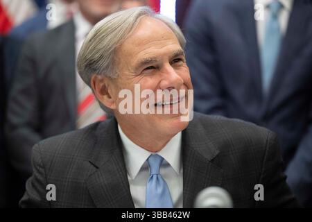 Austin, Tx, USA. Mai 2025. GREG ABBOTT, Gouverneur von Texas, spricht mit der Presse, nachdem er am 14. Mai 2025 drei geschäftsfreundliche Gesetzesvorlagen im Empfangsraum des Gouverneurs unterzeichnet hatte. Die Rechnungen tragen dazu bei, die Bemühungen der Texas Stock Exchange (TXSE) zu festigen, die im Februar 2026 beginnen werden. (Kreditbild: © Bob Daemmrich/ZUMA Press Wire) NUR REDAKTIONELLE VERWENDUNG! Nicht für kommerzielle ZWECKE! Stockfoto