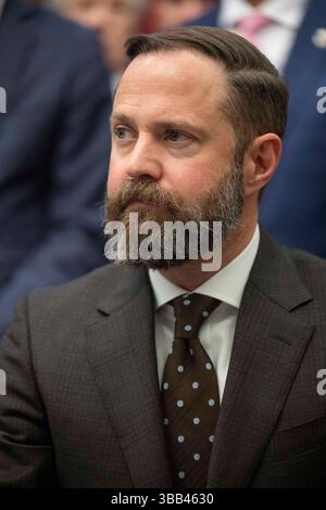 Austin, Tx, USA. Mai 2025. Der Sprecher des Texas House DUSTIN BURROWS (r) spricht mit der Presse des Kapitols, nachdem Gouverneur Greg Abbott (nicht abgebildet) am 14. Mai 2025 drei geschäftsfreundliche Rechnungen im Empfangsraum des Gouverneurs unterzeichnet hat. Die Rechnungen tragen dazu bei, die Bemühungen der Texas Stock Exchange (TXSE) zu festigen, die im Februar 2026 beginnen werden. (Kreditbild: © Bob Daemmrich/ZUMA Press Wire) NUR REDAKTIONELLE VERWENDUNG! Nicht für kommerzielle ZWECKE! Stockfoto