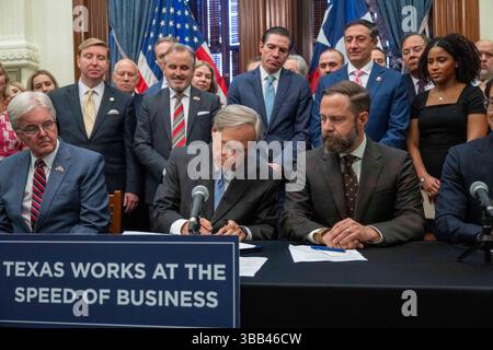 Austin, Tx, USA. Mai 2025. Der Gouverneur von Texas GRG ABBOTT (c) unterzeichnet am 14. Mai 2025 drei geschäftsfreundliche Gesetzesvorlagen im Empfangsraum des Gouverneurs, flankiert von Lt. Gouverneur DAN PATRICK (l) und House Speaker DUSTIN BURROWS (r). Die Rechnungen tragen dazu bei, die Bemühungen der Texas Stock Exchange (TXSE) zu festigen, die im Februar 2026 beginnen werden. (Kreditbild: © Bob Daemmrich/ZUMA Press Wire) NUR REDAKTIONELLE VERWENDUNG! Nicht für kommerzielle ZWECKE! Stockfoto
