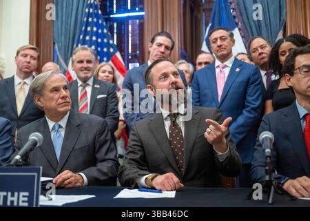 Austin, Tx, USA. Mai 2025. Der Sprecher des Texas House DUSTIN BURROWS (r) spricht mit der Presse des Kapitols, nachdem Gouverneur Greg Abbott (l) am 14. Mai 2025 drei geschäftsfreundliche Gesetzesvorlagen im Empfangsraum des Gouverneurs unterzeichnet hat. Die Rechnungen tragen dazu bei, die Bemühungen der Texas Stock Exchange (TXSE) zu festigen, die im Februar 2026 beginnen werden. (Kreditbild: © Bob Daemmrich/ZUMA Press Wire) NUR REDAKTIONELLE VERWENDUNG! Nicht für kommerzielle ZWECKE! Stockfoto