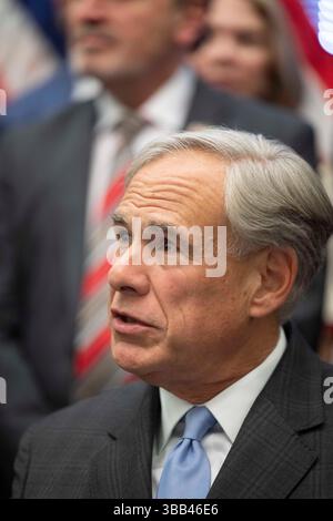Austin, Tx, USA. Mai 2025. GREG ABBOTT, Gouverneur von Texas, spricht mit der Presse, nachdem er am 14. Mai 2025 drei geschäftsfreundliche Gesetzesvorlagen im Empfangsraum des Gouverneurs unterzeichnet hatte. Die Rechnungen tragen dazu bei, die Bemühungen der Texas Stock Exchange (TXSE) zu festigen, die im Februar 2026 beginnen werden. (Kreditbild: © Bob Daemmrich/ZUMA Press Wire) NUR REDAKTIONELLE VERWENDUNG! Nicht für kommerzielle ZWECKE! Stockfoto