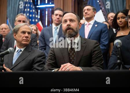 Austin, Tx, USA. Mai 2025. Der Sprecher des Texas House DUSTIN BURROWS (r) spricht mit der Presse des Kapitols, nachdem Gouverneur Greg Abbott (l) am 14. Mai 2025 drei geschäftsfreundliche Gesetzesvorlagen im Empfangsraum des Gouverneurs unterzeichnet hat. Die Rechnungen tragen dazu bei, die Bemühungen der Texas Stock Exchange (TXSE) zu festigen, die im Februar 2026 beginnen werden. (Kreditbild: © Bob Daemmrich/ZUMA Press Wire) NUR REDAKTIONELLE VERWENDUNG! Nicht für kommerzielle ZWECKE! Stockfoto