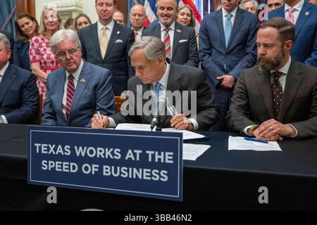 Austin, Tx, USA. Mai 2025. Der Gouverneur von Texas GRG ABBOTT (c) unterzeichnet am 14. Mai 2025 drei geschäftsfreundliche Gesetzesvorlagen im Empfangsraum des Gouverneurs, flankiert von Lt. Gouverneur DAN PATRICK (l) und House Speaker DUSTIN BURROWS (r). Die Rechnungen tragen dazu bei, die Bemühungen der Texas Stock Exchange (TXSE) zu festigen, die im Februar 2026 beginnen werden. (Kreditbild: © Bob Daemmrich/ZUMA Press Wire) NUR REDAKTIONELLE VERWENDUNG! Nicht für kommerzielle ZWECKE! Stockfoto