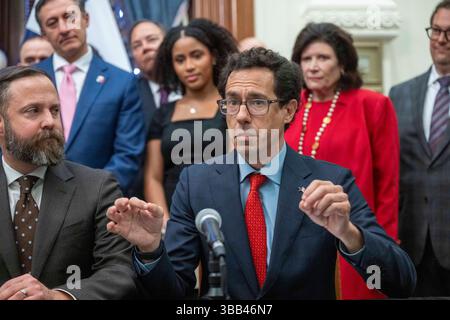 Austin, Tx, USA. Mai 2025. GLENN HAMER, CEO der Texas Association of Business, spricht vor der Presse, nachdem Gouverneur Greg Abbott (nicht abgebildet) am 14. Mai 2025 drei geschäftsfreundliche Rechnungen im Empfangsraum des Gouverneurs unterzeichnet hatte. Die Rechnungen tragen dazu bei, die Bemühungen der Texas Stock Exchange (TXSE) zu festigen, die im Februar 2026 beginnen werden. (Kreditbild: © Bob Daemmrich/ZUMA Press Wire) NUR REDAKTIONELLE VERWENDUNG! Nicht für kommerzielle ZWECKE! Stockfoto