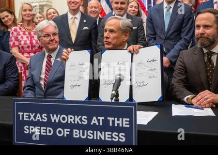 Austin, Tx, USA. Mai 2025. Der Gouverneur von Texas GRG ABBOTT (c) unterzeichnet am 14. Mai 2025 drei geschäftsfreundliche Gesetzesvorlagen im Empfangsraum des Gouverneurs, flankiert von Lt. Gouverneur DAN PATRICK (l) und House Speaker DUSTIN BURROWS (r). Die Rechnungen tragen dazu bei, die Bemühungen der Texas Stock Exchange (TXSE) zu festigen, die im Februar 2026 beginnen werden. (Kreditbild: © Bob Daemmrich/ZUMA Press Wire) NUR REDAKTIONELLE VERWENDUNG! Nicht für kommerzielle ZWECKE! Stockfoto