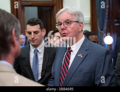Austin, Tx, USA. Mai 2025. Texas Lt. Gouverneur DAN PATRICK spricht mit der Presse des Kapitols, nachdem Gouverneur Greg Abbott (nicht abgebildet) am 14. Mai 2025 drei geschäftsfreundliche Rechnungen im Empfangsraum des Gouverneurs unterzeichnet hat. Die Rechnungen tragen dazu bei, die Bemühungen der Texas Stock Exchange (TXSE) zu festigen, die im Februar 2026 beginnen werden. (Kreditbild: © Bob Daemmrich/ZUMA Press Wire) NUR REDAKTIONELLE VERWENDUNG! Nicht für kommerzielle ZWECKE! Stockfoto