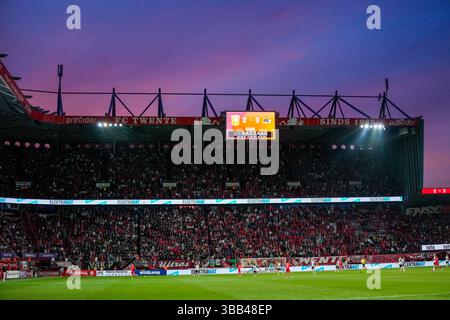 Enschede, Niederlande. Mai 2025. ENSCHEDE, NIEDERLANDE - 14. MAI: Das Ergebnis eines niederländischen Eredivisie-Spiels zwischen dem FC Twente und AZ bei de Grolsch Veste am 14. Mai 2025 in Enschede, Niederlande. (Foto von Ed van de Pol/Orange Pictures) Credit: Orange Pics BV/Alamy Live News Stockfoto