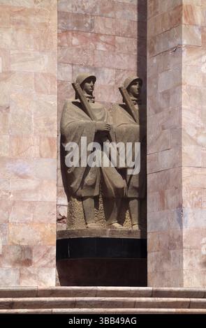 Italien, Sizilien, Agrigento. Postgebäude - Palazzo delle Poste, erbaut in der faschistischen Zeit. Pinkfarbene Marmorfassade und Steinstatuen von Soldaten. Stockfoto