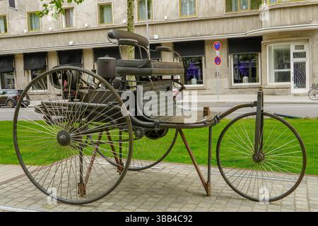 Mannheim - 8. Mai 2025: Statue des von Carl Benz erfundenen Autos in Mannheim. Stockfoto