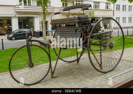Mannheim - 8. Mai 2025: Statue des Autos von Carl Benz. Stockfoto