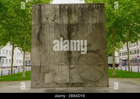 Mannheim - 8. Mai 2025: Carl Benz Memorial. Karl Friedrich Benz war ein deutscher Motorenbauer und Automobilingenieur. Stockfoto