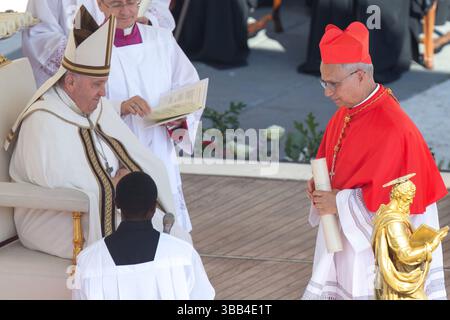 Papst Franziskus ernennt zum neuen Kardinal Robert Francis Prevost während des ordentlichen öffentlichen Konsistoriums zur Schaffung des neuen Kardinals auf dem Petersplatz. Stockfoto