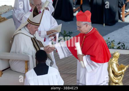 Papst Franziskus ernennt zum neuen Kardinal Robert Francis Prevost während des ordentlichen öffentlichen Konsistoriums zur Schaffung des neuen Kardinals auf dem Petersplatz. Stockfoto