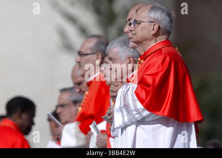 Papst Franziskus ernennt zum neuen Kardinal Robert Francis Prevost während des ordentlichen öffentlichen Konsistoriums zur Schaffung des neuen Kardinals auf dem Petersplatz. Stockfoto
