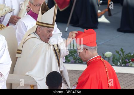 Papst Franziskus ernennt zum neuen Kardinal Robert Francis Prevost während des ordentlichen öffentlichen Konsistoriums zur Schaffung des neuen Kardinals auf dem Petersplatz. Stockfoto