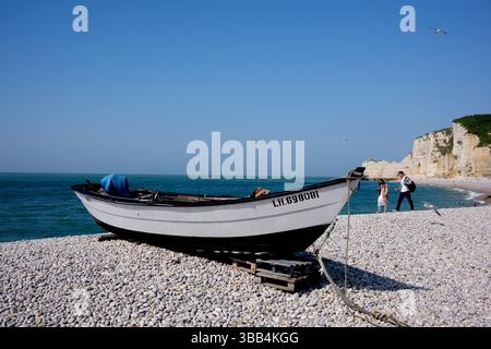 Altes Fischerboot in Etretat in der Normandie, Frankreich, 2025. Die Boote und Klippen, auf denen Claude Monet einige seiner berühmten Kunstwerke malte. Stockfoto
