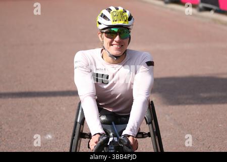 Catherine Debrunner aus der Schweiz feiert nach dem Sieg beim Womens Rollstuhl-Rennen beim London Marathon 2025 Stockfoto