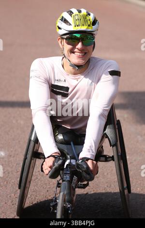 Catherine Debrunner aus der Schweiz feiert nach dem Sieg beim Womens Rollstuhl-Rennen beim London Marathon 2025 Stockfoto