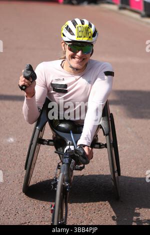 Catherine Debrunner aus der Schweiz feiert nach dem Sieg beim Womens Rollstuhl-Rennen beim London Marathon 2025 Stockfoto