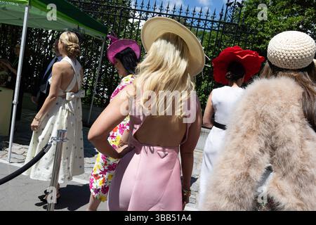 7. Mai 2025, New York, NY, Gäste kommen zum 43. Jährlichen Frederick Law Olmsted Awards Luncheon im Central Park Conservancy Garden. Stockfoto