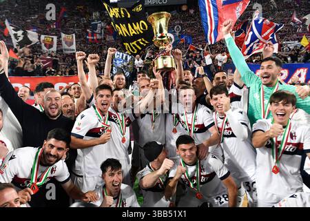 Rom, Italien. Mai 2025. Die Bologna-Spieler feiern mit der Trophäe am Ende des letzten Fußballspiels zwischen dem AC Milan und Bologna FC im Stadio Olimpico in Rom (Italien) am 14. Mai 2025. Quelle: Insidefoto/Alamy Live News Stockfoto