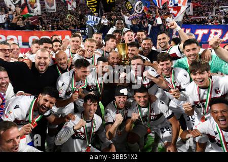 Rom, Italien. Mai 2025. Die Bologna-Spieler feiern mit der Trophäe am Ende des letzten Fußballspiels zwischen dem AC Milan und Bologna FC im Stadio Olimpico in Rom (Italien) am 14. Mai 2025. Quelle: Insidefoto/Alamy Live News Stockfoto