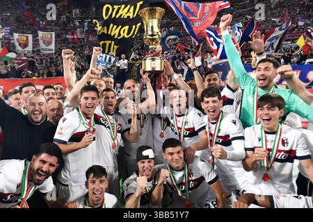 Rom, Italien. Mai 2025. Die Bologna-Spieler feiern mit der Trophäe am Ende des letzten Fußballspiels zwischen dem AC Milan und Bologna FC im Stadio Olimpico in Rom (Italien) am 14. Mai 2025. Quelle: Insidefoto/Alamy Live News Stockfoto