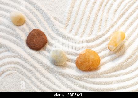 Weißes Sandmuster mit Steinen Stockfoto