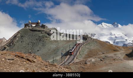 Gornergrat Gotthard-Bahn / Gornergrat-Bahn-Zug, der am Bahnhof Gornergrat ankommt, dem höchsten Freiluftbahnhof Europas Stockfoto