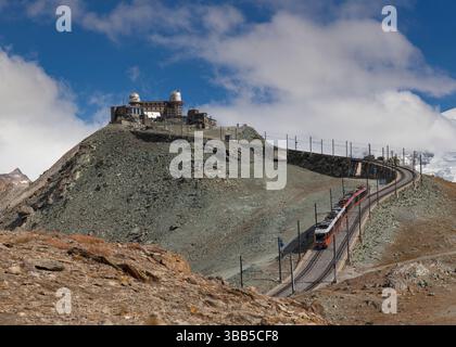 Gornergrat Gotthard-Bahn / Gornergrat-Bahn-Zug, der am Bahnhof Gornergrat ankommt, dem höchsten Freiluftbahnhof Europas Stockfoto