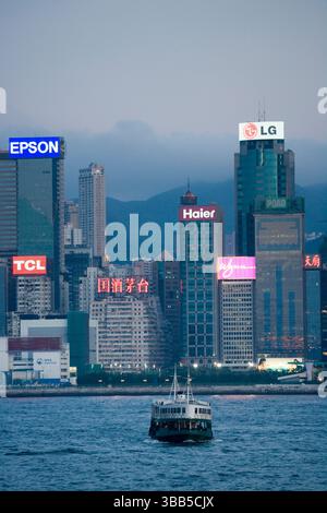 WAN Chai, Hongkong - 20. Juni 2007: Star Ferry fährt von Hong Kong Island nach Kowloon im Bezirk Wan Chai auf Hong Kong Island; China Stockfoto