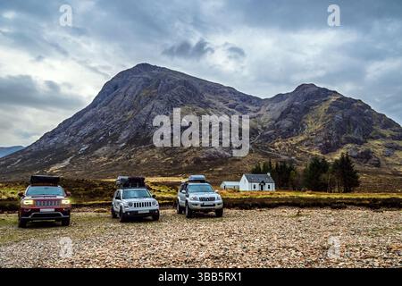 Geländewagen in Wee White House Glencoe, Glen Etive Valley, Highlands, Schottland, Großbritannien Stockfoto