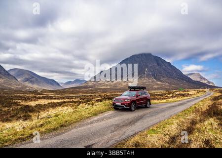 Geländewagen in Glen Etive Valley, Highlands, Schottland, Großbritannien Stockfoto