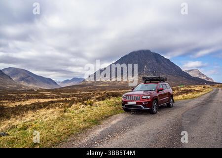 Geländewagen in Glen Etive Valley, Highlands, Schottland, Großbritannien Stockfoto