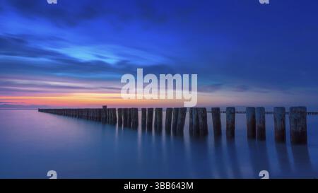 Sonnenuntergang am Strand des Ostseebads Nienhagen mit Wellenbrecher, Ostsee, Mecklenburg-Vorpommern, Deutschland, Europa Stockfoto